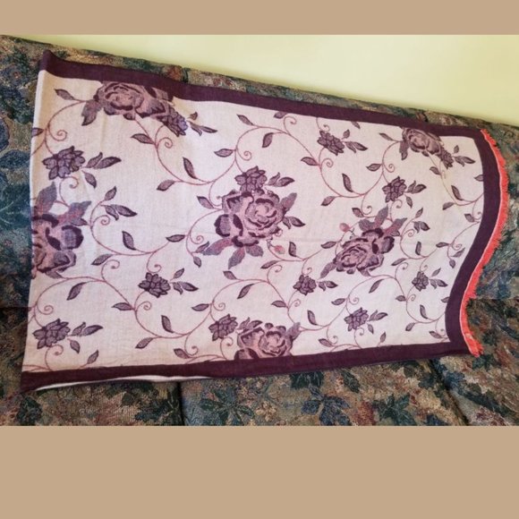 Thick, soft, silk scarf, intricate, flowers/leaves pattern, double sided - Picture 5 of 10